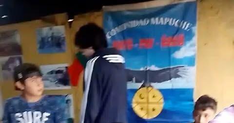 Fiesta de Navidad para una comunidad mapuche, con unos 50 niños.