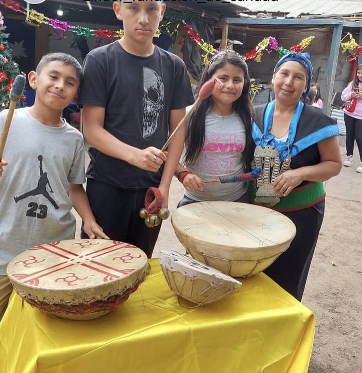 A Christmas party for a Mapuche community with about 50 children: small gifts and sweets from the foundation. Thanks to everyone who helps us help!