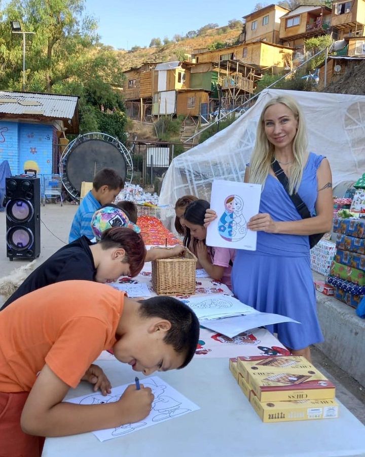 Christmas party at Campamento La Cancha, Lo Barnechea: opera singers, a chess workshop with @marivelosolima and gifts from Chartwell International School.