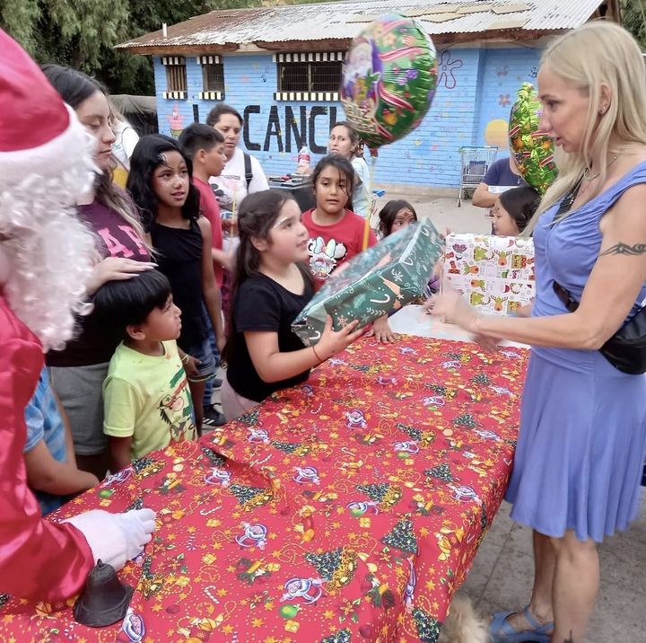 Christmas party at Campamento La Cancha, Lo Barnechea: opera singers, a chess workshop with @marivelosolima and gifts from Chartwell International School.