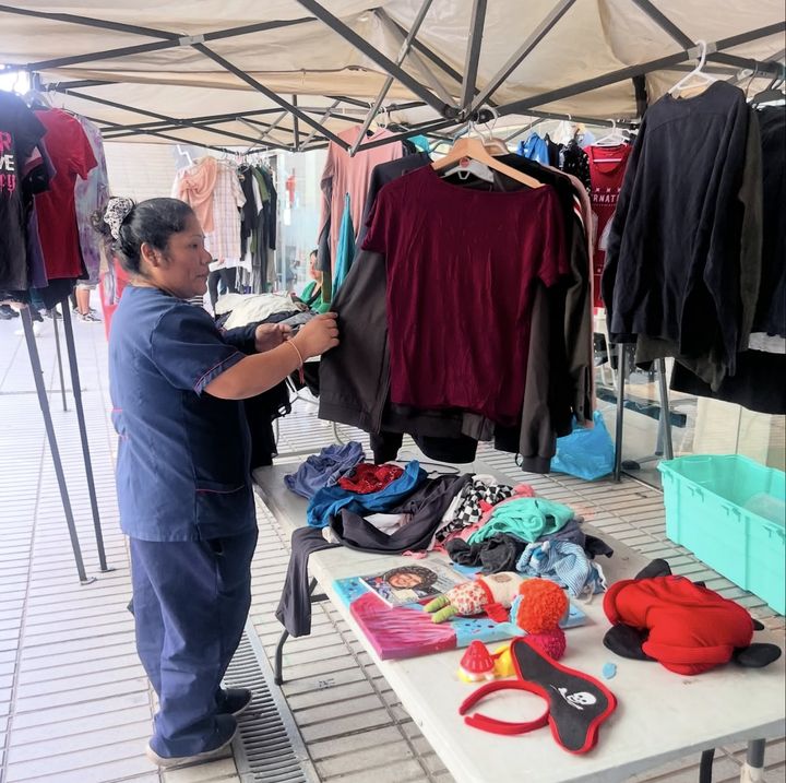 Clothing handout on Dance Day, together with the Municipality of Recoleta.