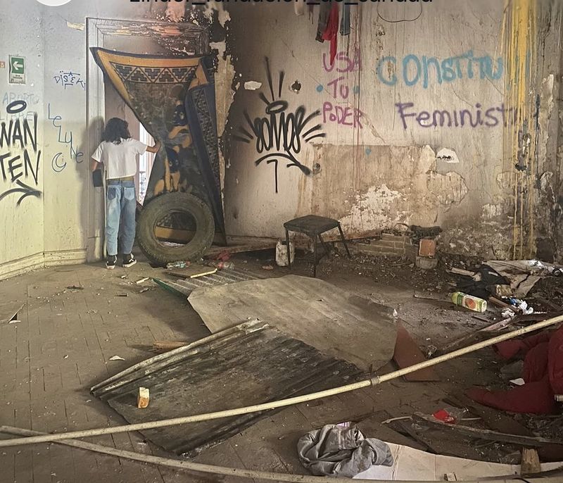Central Santiago: we visited a mother and her three daughters who were living in a burnt-out building. Photo: @marivelosolima